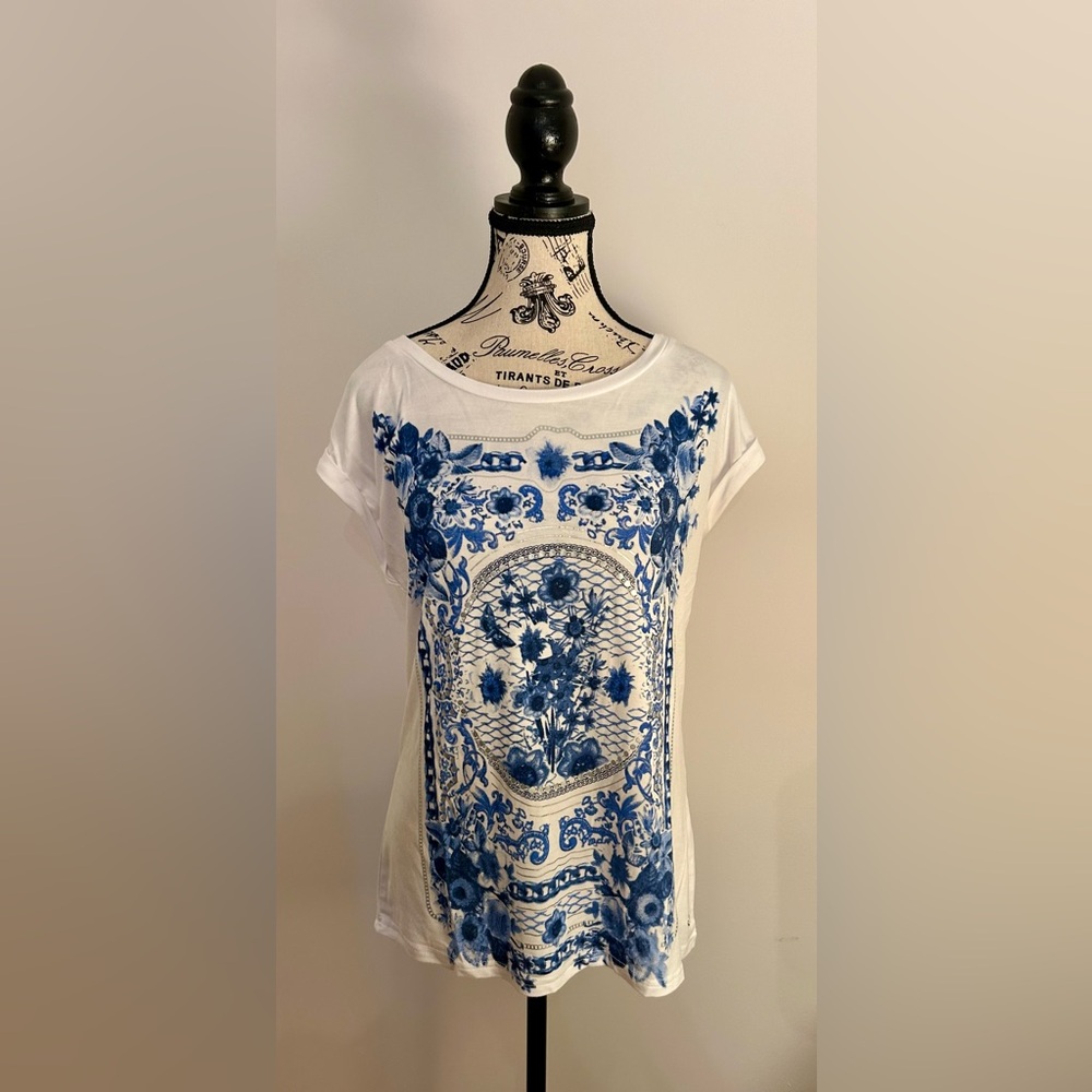 Point Zéro Blue and White Floral Women's Top.